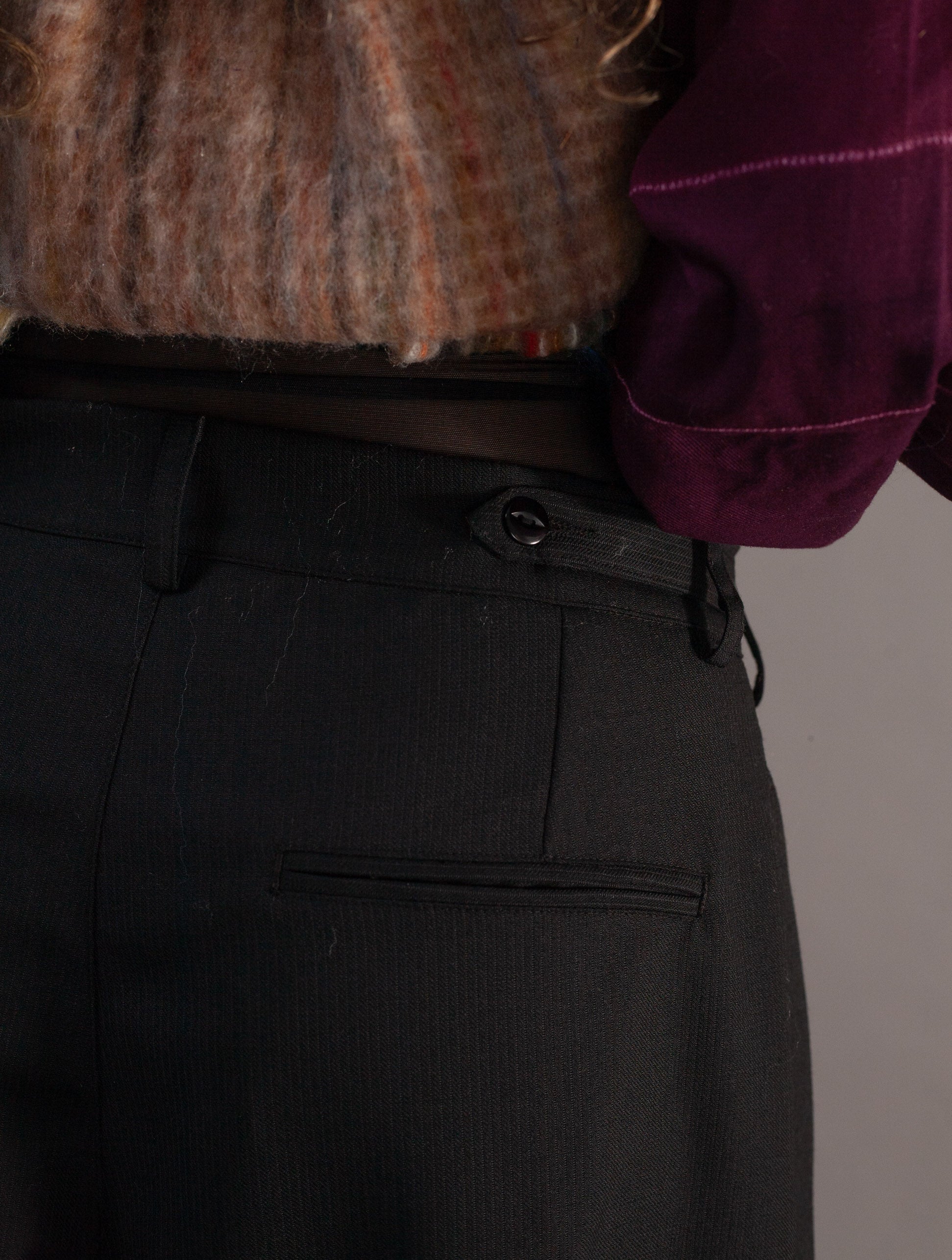 adjustable belt detail around waist on trousers